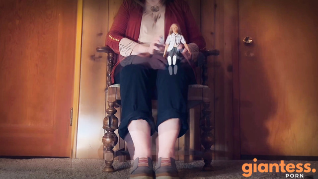 MistressRavenFD - Giantess Mom Faces Off with Her Strong Feet Against Mini Girl