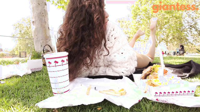 When the Dream Date with a Giantess Goes Wrong, She Eat Me