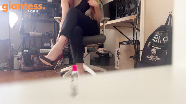WorldUnseenFilms - Sneaky Eyes: Tiny Man Spy on the Redhead Giantess
