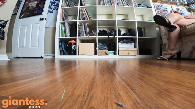 WorldUnseenFilms - Giantess Eliza Awaits Her Boyfriend And Enters The Room