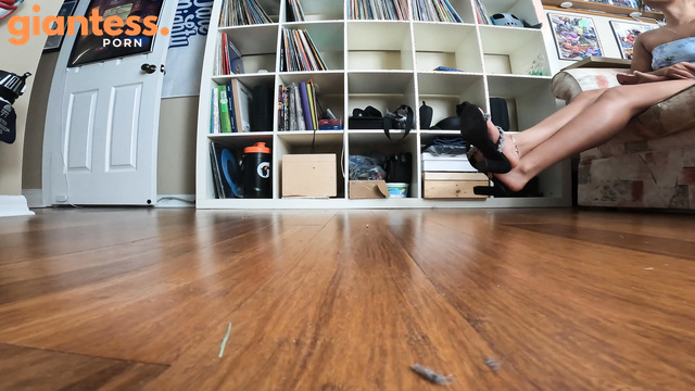 WorldUnseenFilms - Giantess Eliza Awaits Her Boyfriend And Enters The Room