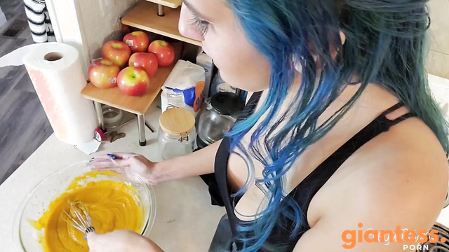 Freya Reign - Holiday Baking Cookies With A Giantess New Lipstick