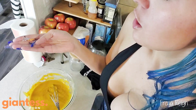 Freya Reign - Holiday Baking Cookies With A Giantess New Lipstick