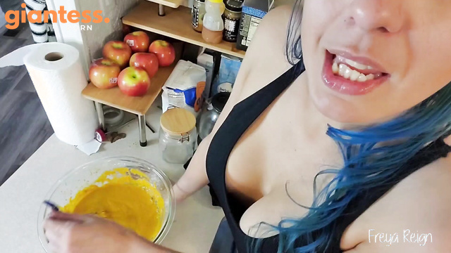 Freya Reign - Holiday Baking Cookies With A Giantess New Lipstick