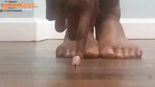 Chocolate Foot Goddess - Tiny Hands, Giant Feet: Foot Massage For Ebony Giantess