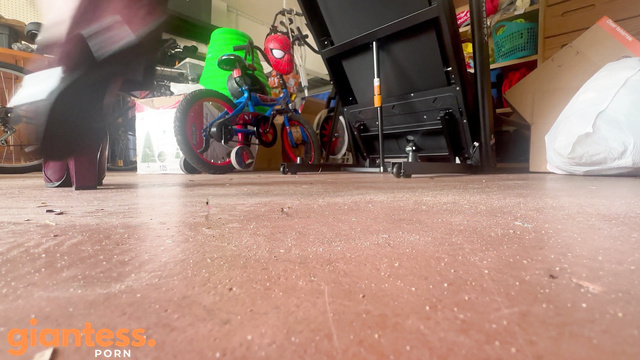 WorldUnseenFilms - Garage Mystery: Scarlett And Lyra’s Search For Tinies