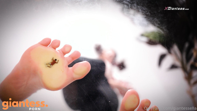 XGiantess - Shrinking Away: Surviving The Virus In A World of Giants