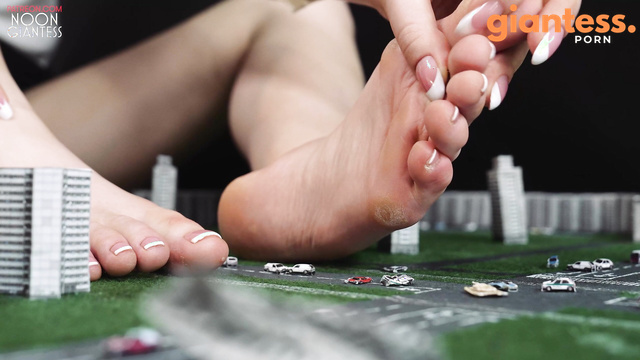 Giantess Noon - The Giantess Goes Crazy Again: Chaos Unleashed Once More