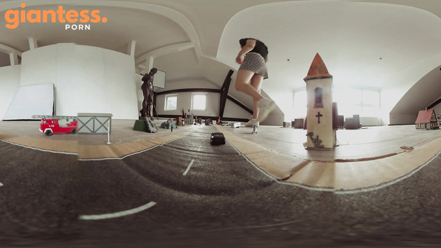 Giantess Loryelle Crush