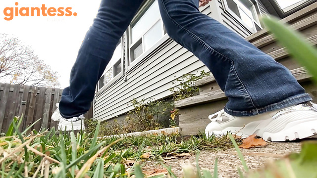Canadian Giantess - Path of Giantess Eclipse: Garden Mants Crushed Underfoot