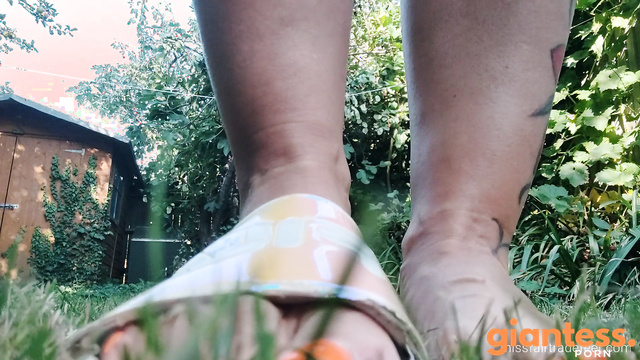 MissFairTradeFeet - Giantess At The Garden Showing Her Dirty Fingers