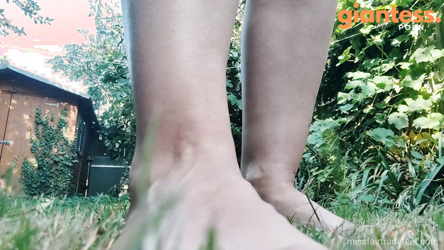 MissFairTradeFeet - Giantess At The Garden Showing Her Dirty Fingers