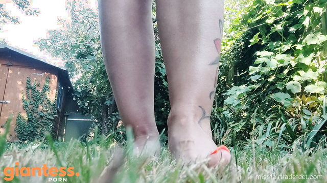 MissFairTradeFeet - Giantess At The Garden Showing Her Dirty Fingers