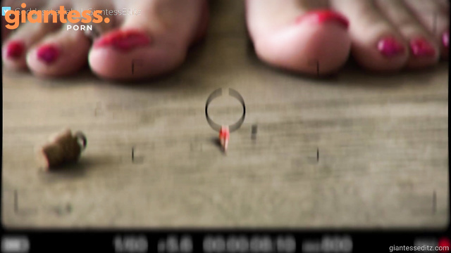 Giantess Leyla Crush