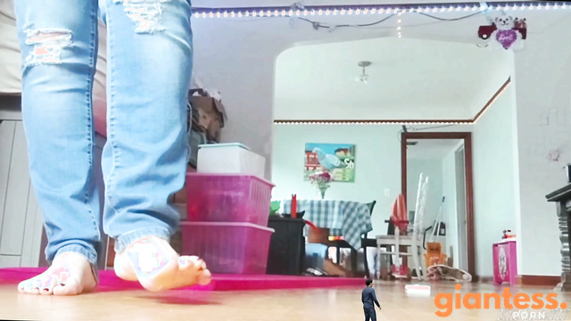 EliMarie717 - Used, Teased, and Thrown Out by Giantess In Jeans