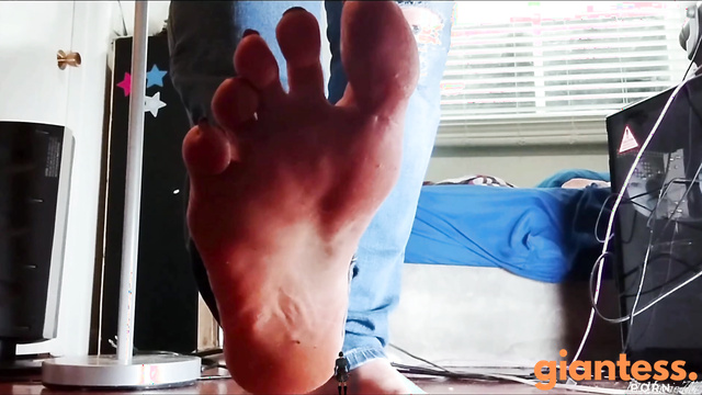 EliMarie717 - Used, Teased, and Thrown Out by Giantess In Jeans