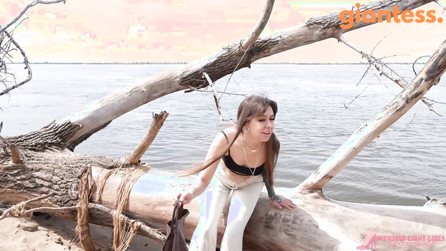 WORSHIP GIANT GIRLS - Alisa Unwraps Her Gift: A Tiny Devotee For The Beach Goddess