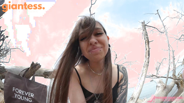 WORSHIP GIANT GIRLS - Alisa Unwraps Her Gift: A Tiny Devotee For The Beach Goddess