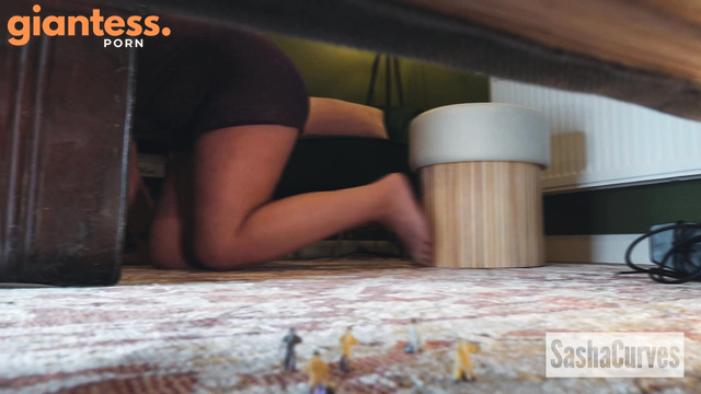 SashaCurves - Unaware Giantess Devours Tiny Guests After The Bash