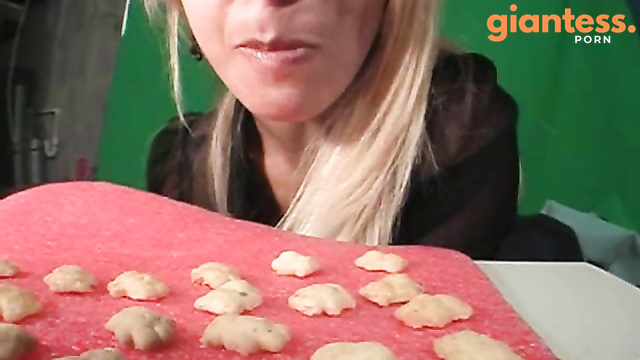 Media Impact Customs - Giantess Mistress Dee Eats Tiny Teddy Crackers