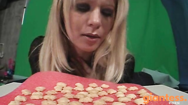 Media Impact Customs - Giantess Mistress Dee Eats Tiny Teddy Crackers