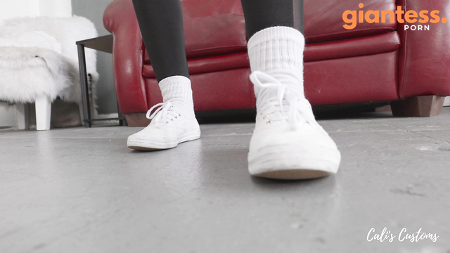 Cali Logans Custom Fantasies - Teasing The Tiny Photographer: POV Giantess Koven
