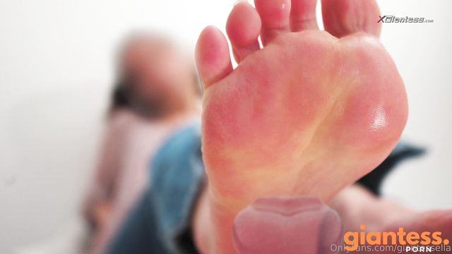 XGiantess - Early Morning Study Of Licking Session With My Roommate
