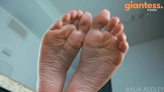 The Giantess And Her Devoted Boy: Wrinkled Soles Just For Him